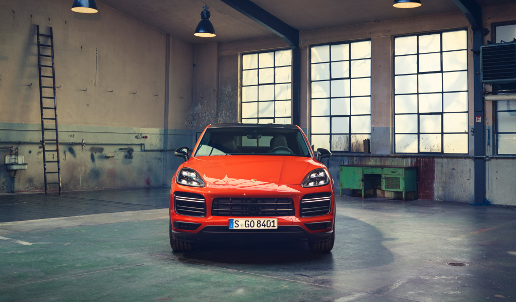Внедорожник Porsche Cayenne Turbo Coupe 2019 года в гараже
