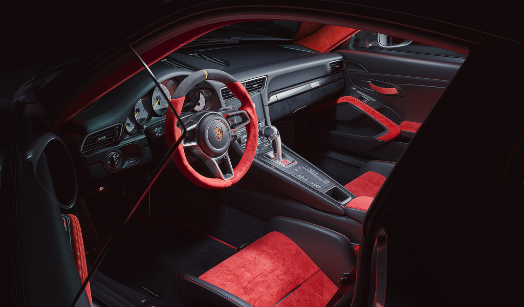 Салон автомобиля Porsche 911 GT2 RS