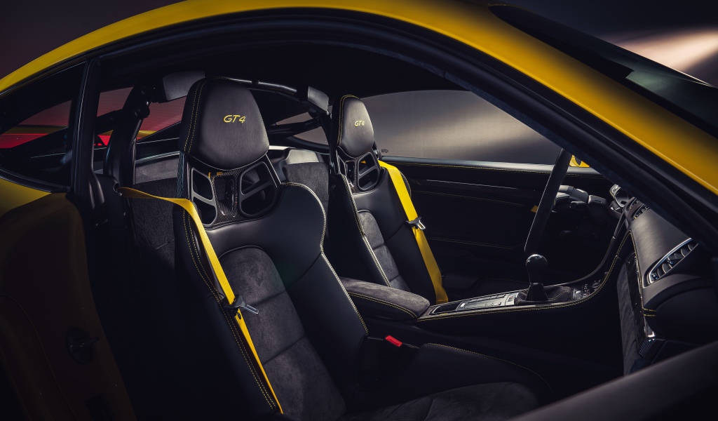 Салон автомобиля Porsche 718 Cayman GT4, 2019 