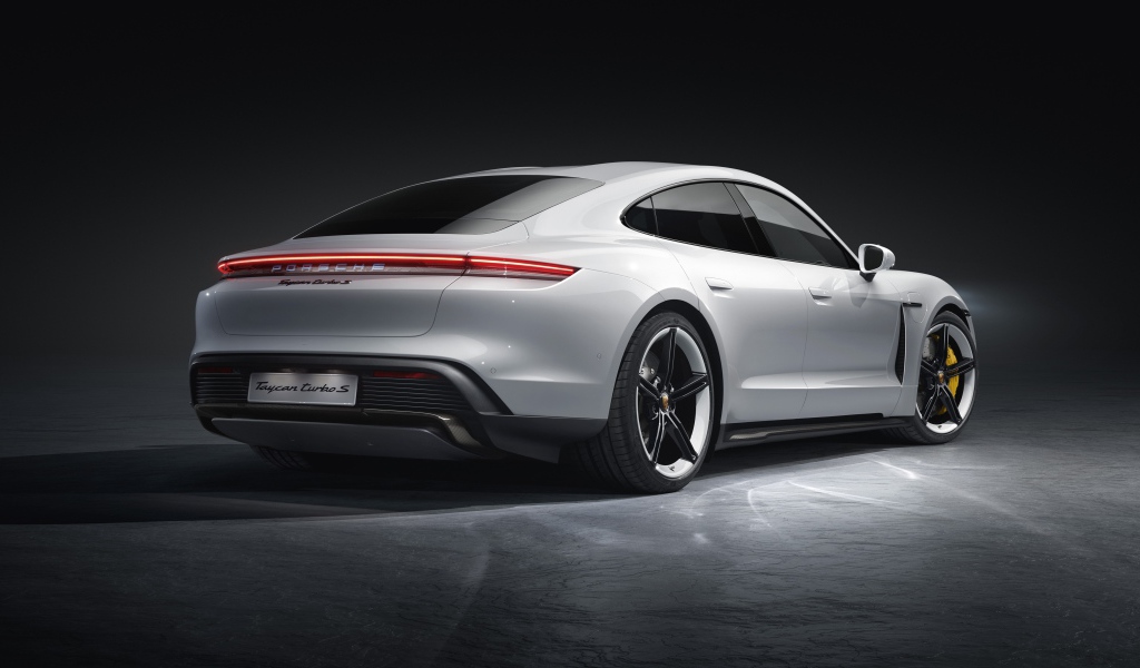 Серебристый автомобиль Porsche Taycan Turbo S 2019 года вид сзади