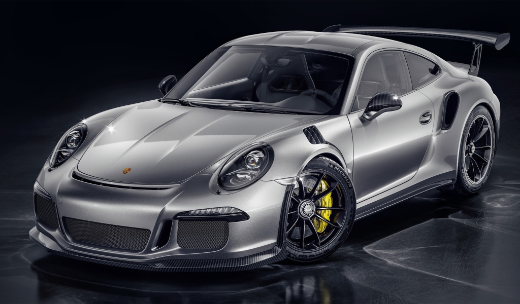 Серебристый спортивный автомобиль Porsche 911 GT3 RS CGI 