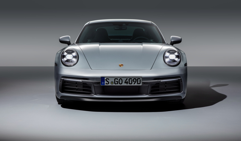 Серебристый автомобиль Porsche 911 Carrera 4S 2019 вид спереди