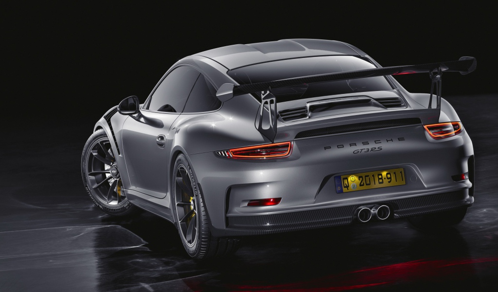 Серебристый автомобиль Porsche 911 GT3 RS CGI вид сзади