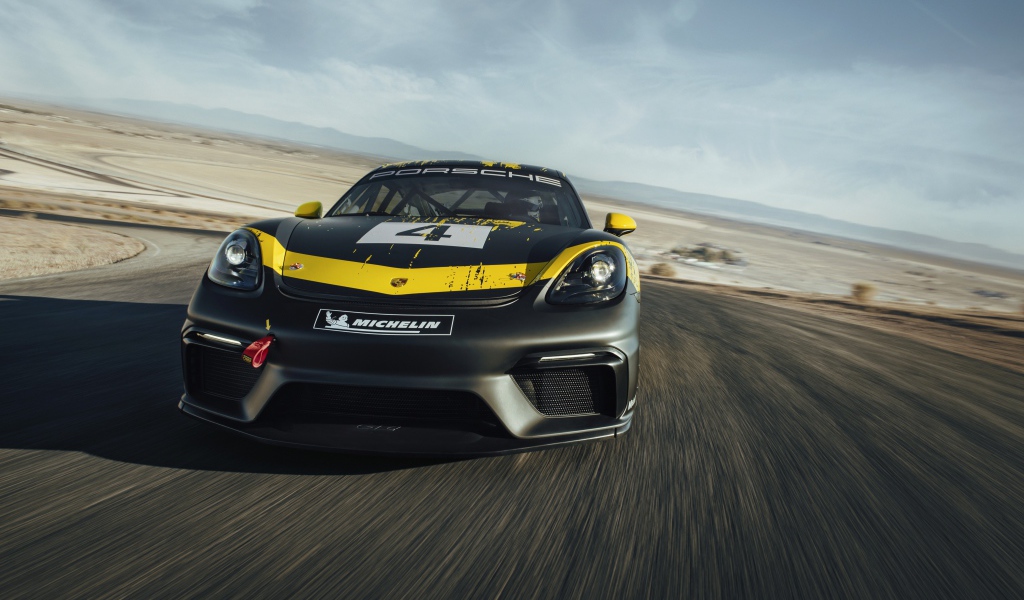 Спортивный автомобиль Porsche Cayman GT4 вид спереди
