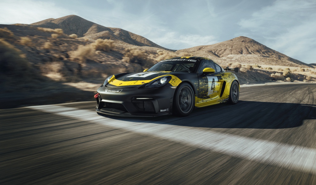 Спортивный автомобиль Porsche Cayman GT4 на трассе 