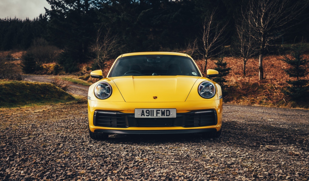 Желтый спортивный автомобиль Porsche 911 Carrera 4S 2019 года