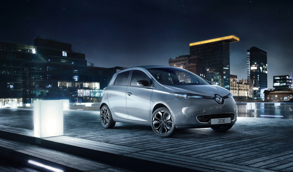 Маленький автомобиль Renault Zoe ZE Iconic на фоне города