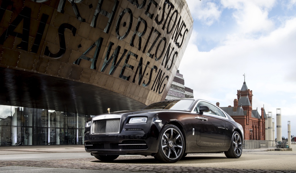 Черный автомобиль Rolls-Royce Wraith в городе