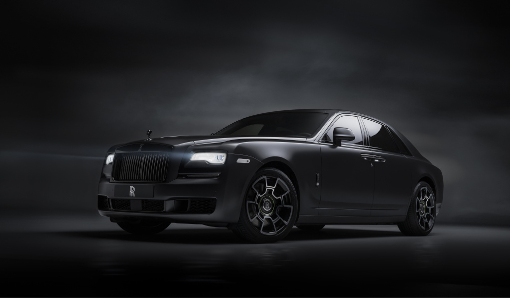 Черный стильный автомобиль Rolls-Royce Ghost  2019 года 