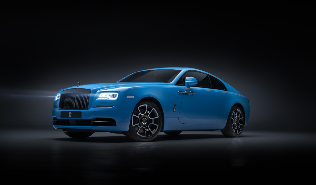 Голубой автомобиль Rolls-Royce Wraith, 2019 года на сером фоне