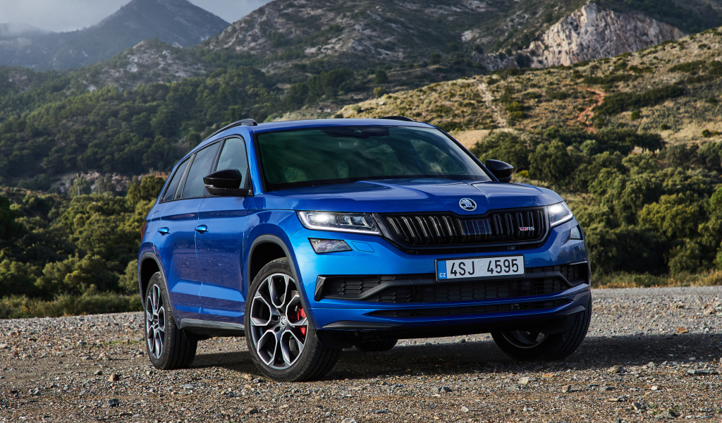 Синий автомобиль Skoda Kodiaq RS 2019 года в горах 