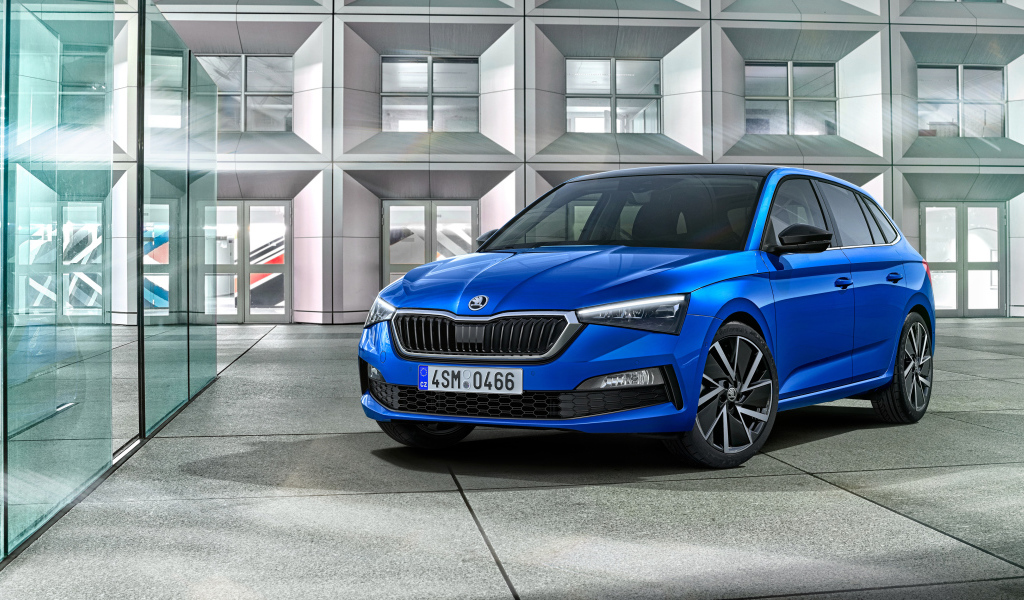 Синий автомобиль Skoda Scala 2019 года в автосалоне