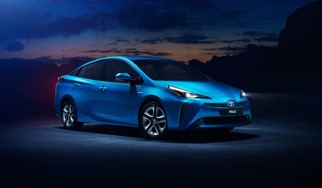 Синий автомобиль Toyota Prius 2019 года в свете луны 