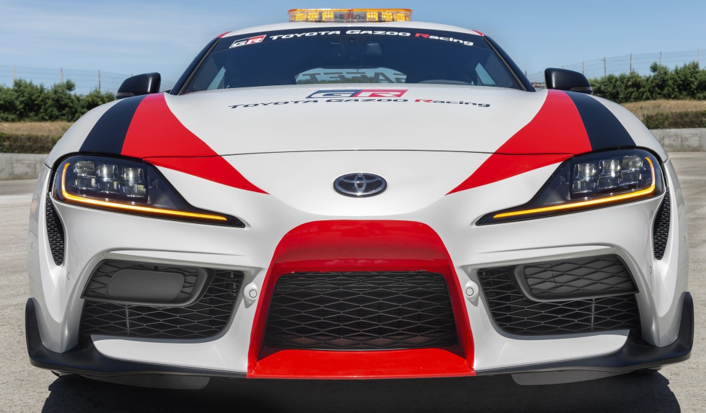 Автомобиль Toyota GR Supra Safety Car, 2019 года крупным планом