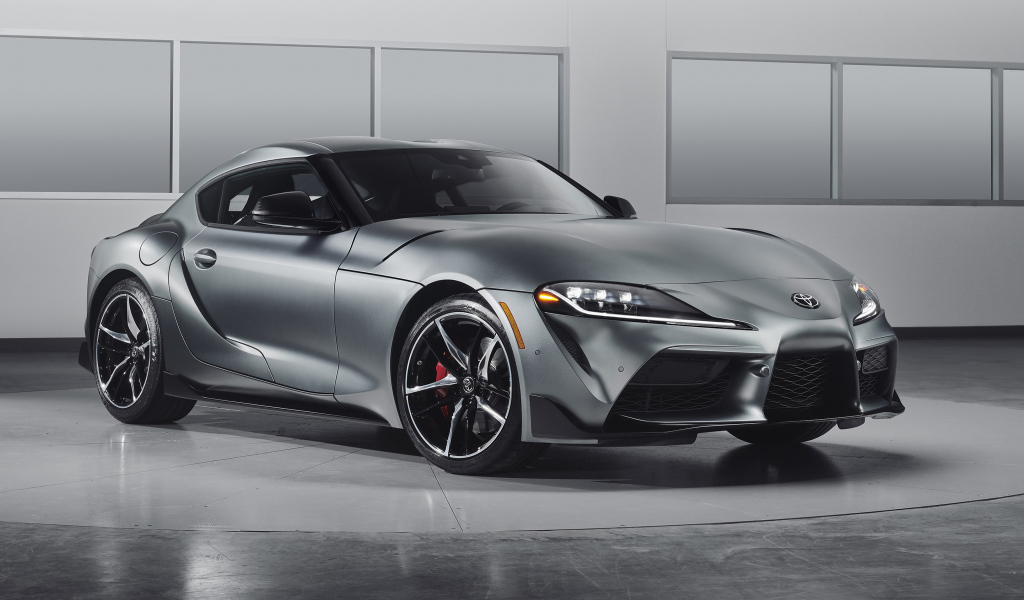 Серебристый спортивный автомобиль Toyota GR Supra, 2020 года