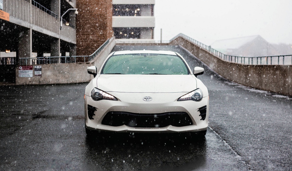Белый автомобиль Toyota Supra на улице зимой