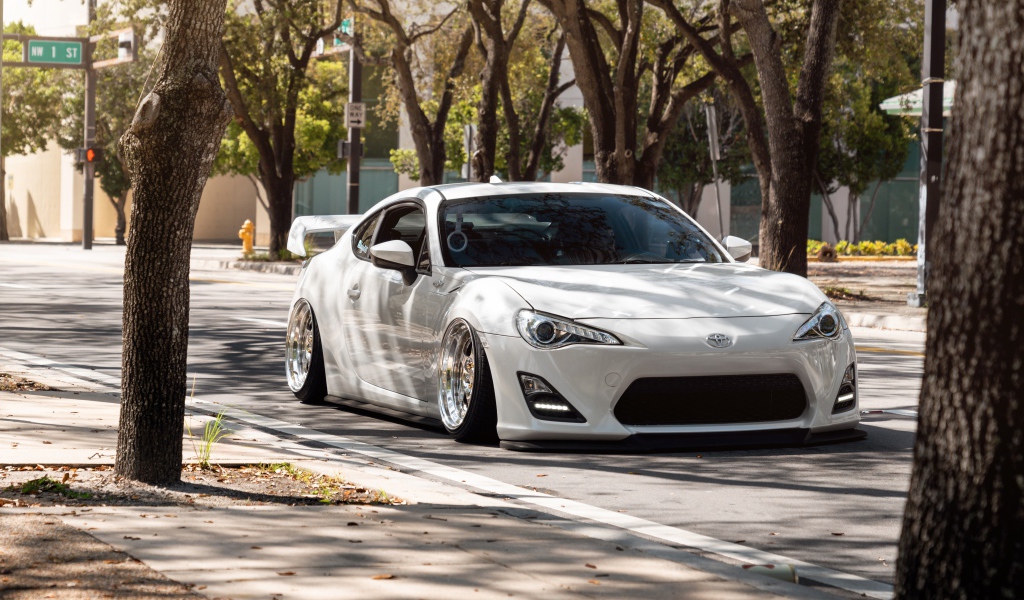 Белый спортивный автомобиль  Toyota 86, 2019 года в городе