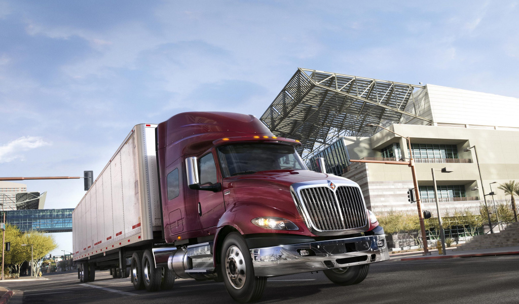 Большой грузовик в городе