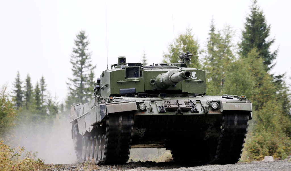 Зеленый танк Леопард 2