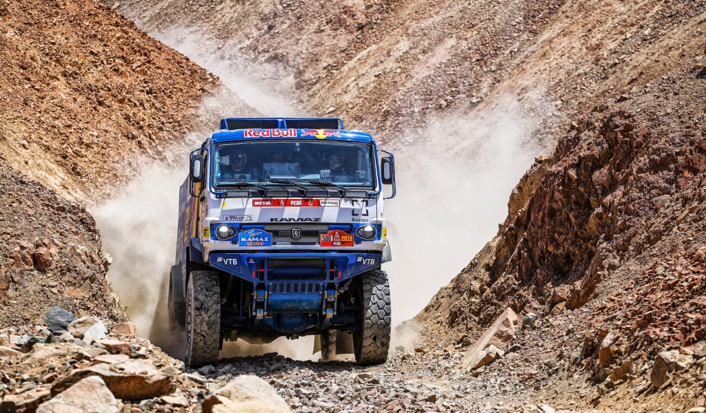 Спортивный камаз на бездорожье на соревновании по  Ралли 