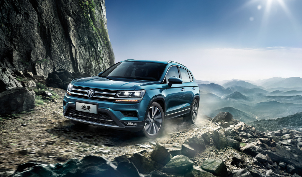 Синий внедорожник Volkswagen Tharu 2018 года в горах 