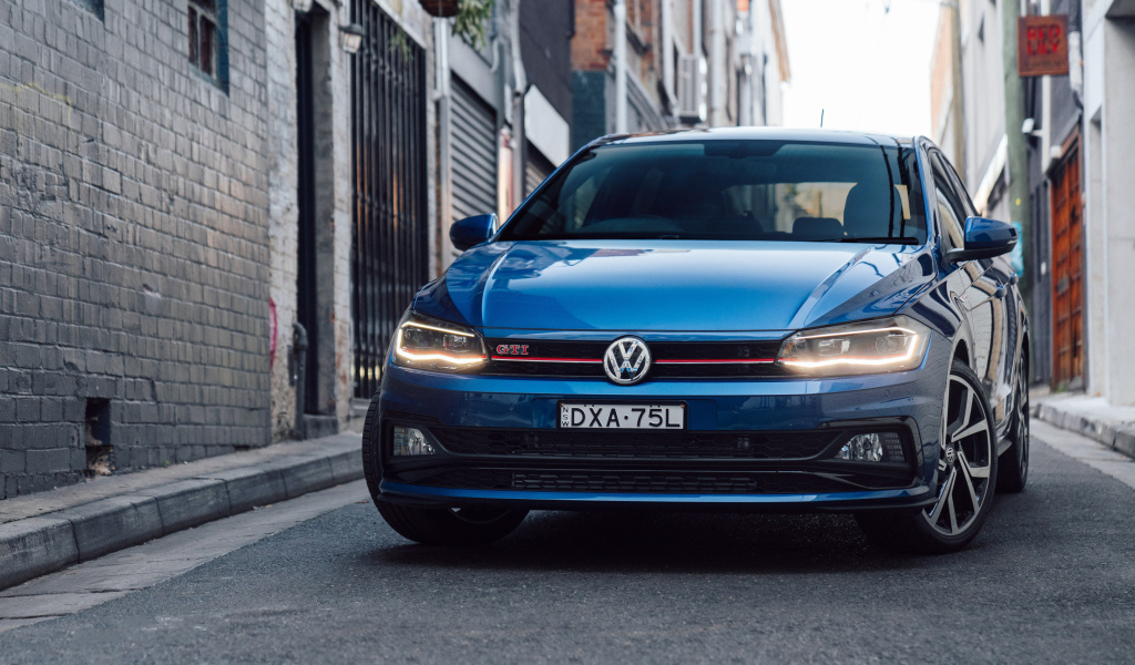 Синий автомобиль Volkswagen Polo GTI 2018 года 