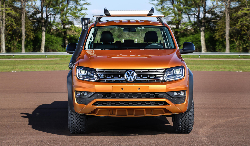 Золотистый внедорожник Volkswagen Amarok V6 вид спереди 
