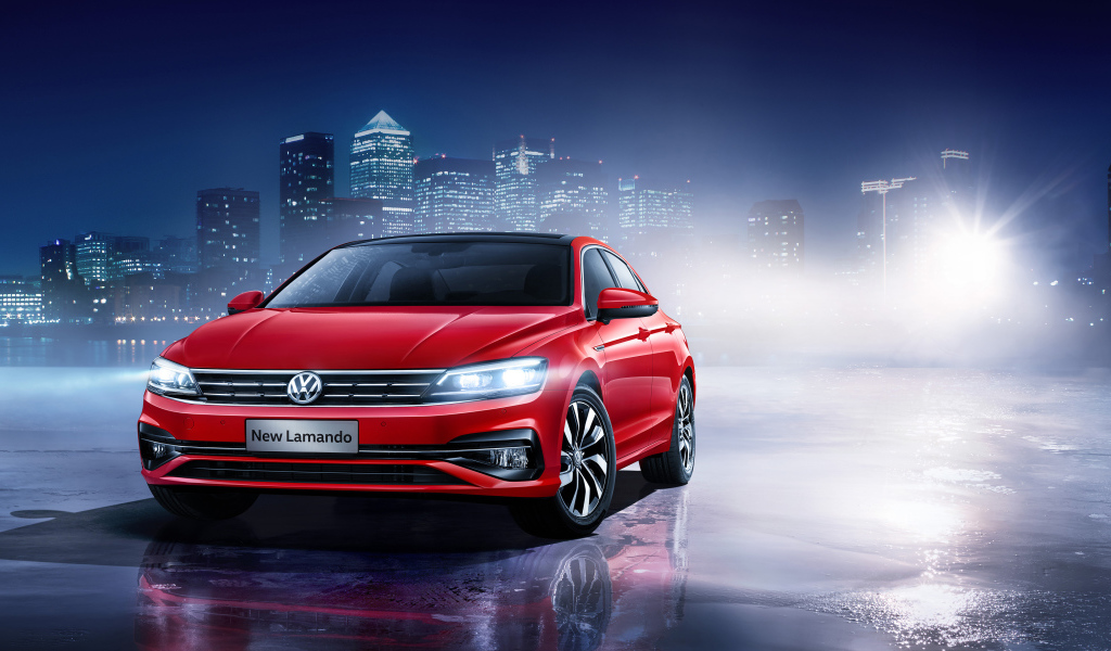 Красный автомобиль Volkswagen Lamando 2018 года на фоне ночного города 