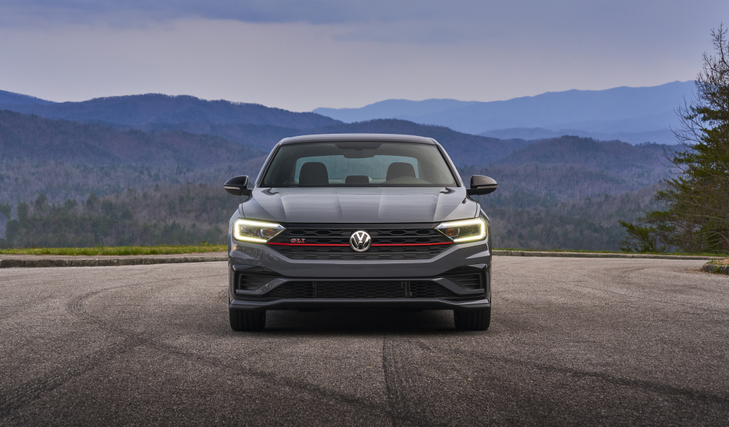 Серебристый автомобиль  Volkswagen Jetta GLI, 2019 года на фоне горизонта 