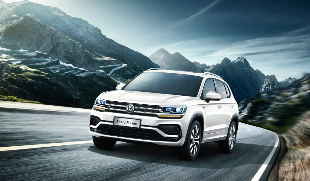 Белый внедорожник Volkswagen Tharu R-Line 2018 года на горной дороге