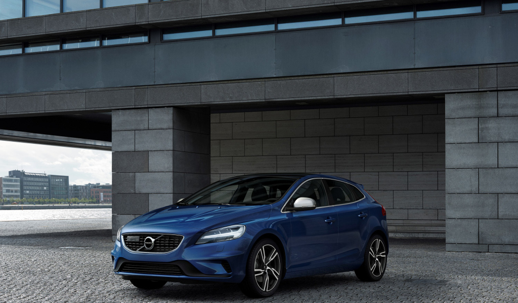 Синий автомобиль Volvo V40 у здания