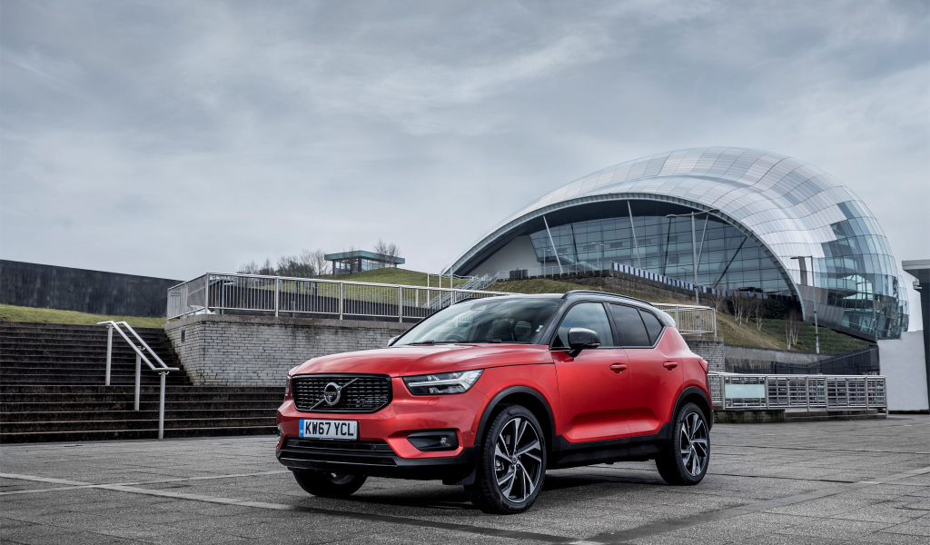 Красный внедорожник Volvo V60 на фоне пасмурного неба