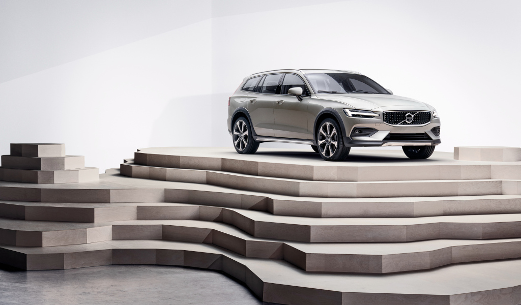Серебристый автомобиль Volvo V60 T5  на пьедестале 