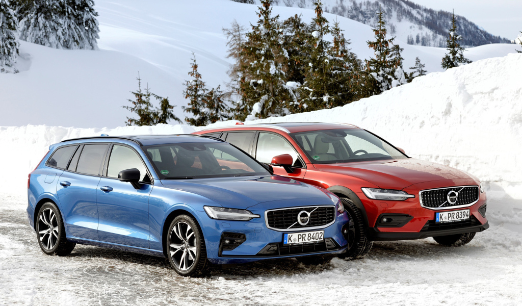 Два автомобиля Volvo V60 на фоне заснеженного леса