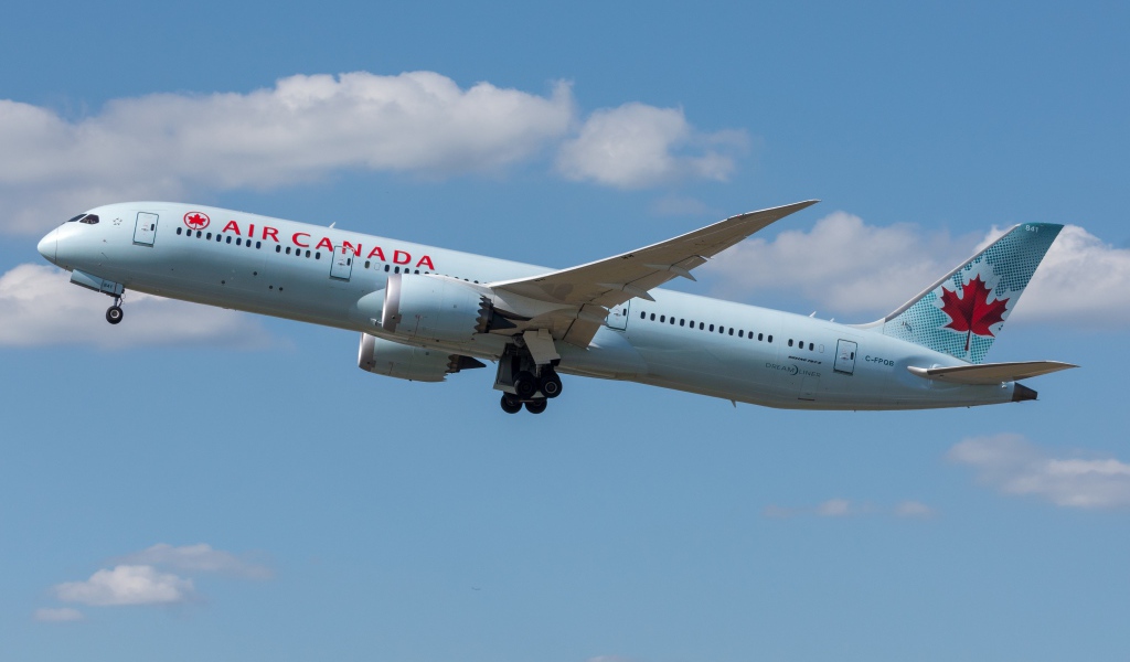Большой пассажирский самолет Boeing 787-9 авиакомпании Air Canada в небе