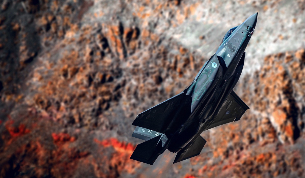Черный истребитель F-35A Lightning II на фоне гор