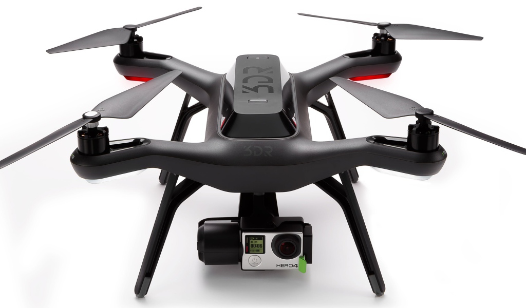 Черный квадрокоптер 3DR Solo на белом фоне