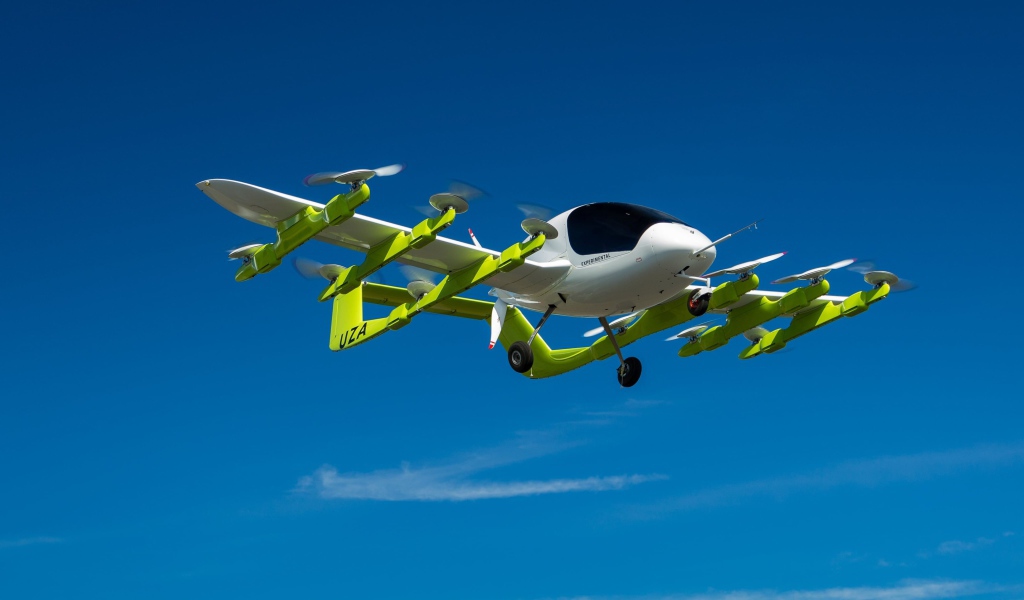 Электронный летательный дрон  Kitty Hawk Cora в небе