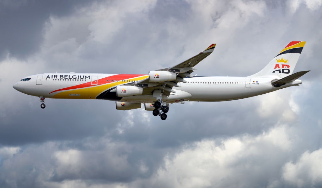 Большой пассажирский Airbus A340-300 компании AIR BELGIUM