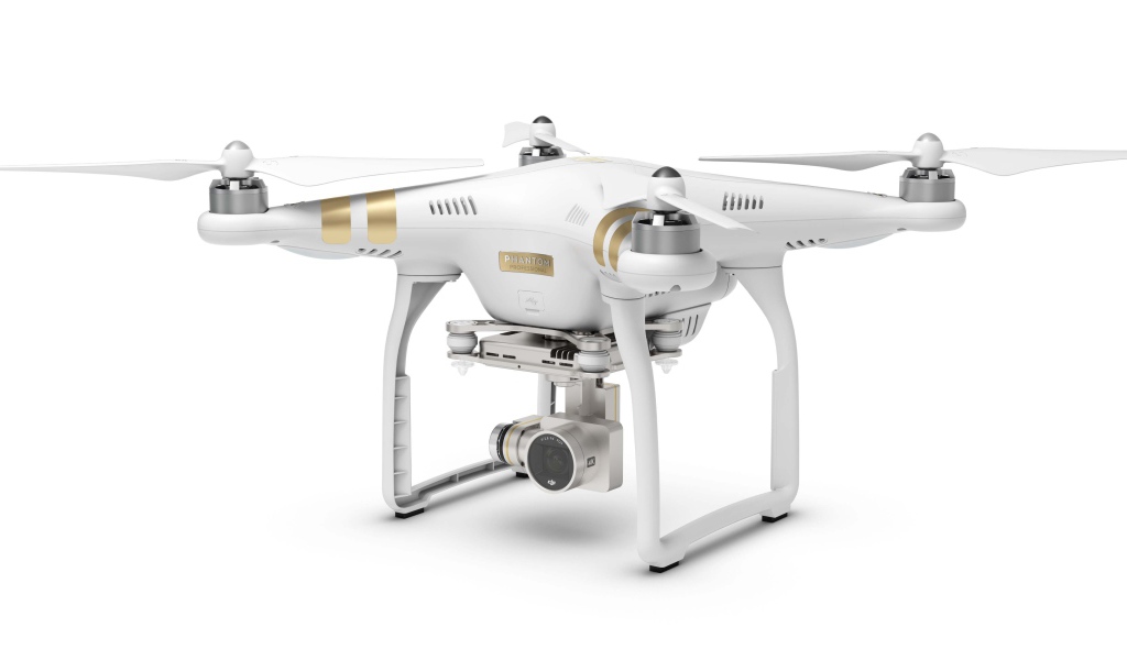 Квадрокоптер DJI Phantom 3 Professional на белом фоне