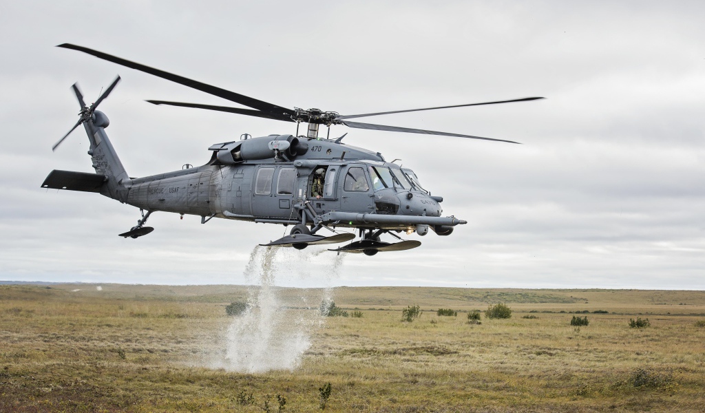 Военный вертолет Sikorsky HH-60 Pave Hawk с водой