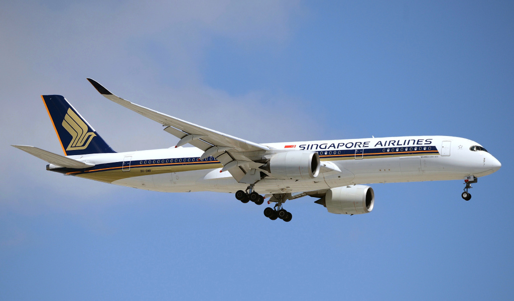 Самолет Singapore Airlines в голубом небе