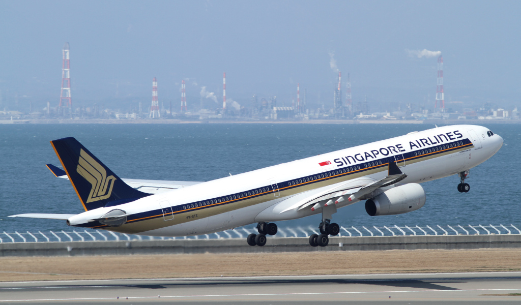Самолет авиакомпании Singapore Airlines на взлете
