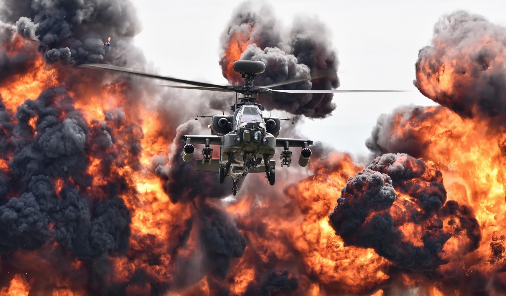 Ударный вертолет армии США Boeing AH-64 Apache в клубе огня