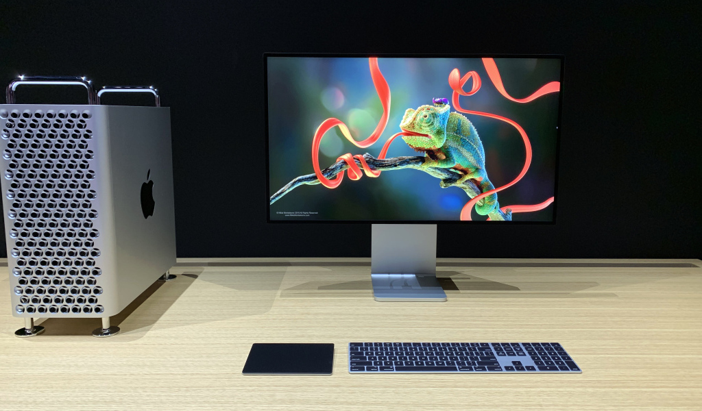 Apple Pro Display XDR, 2019 on the table