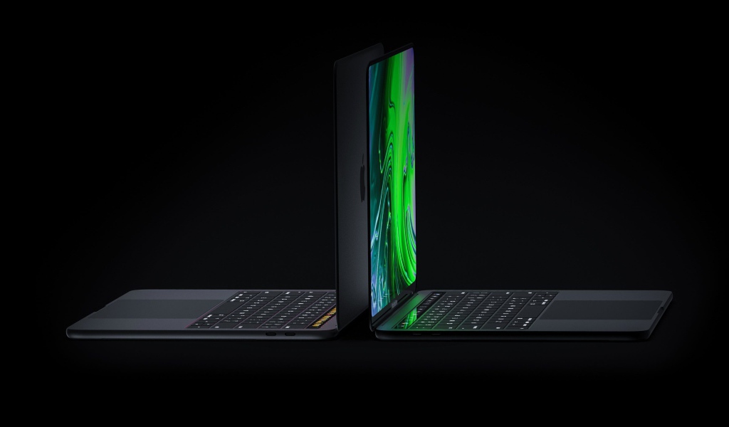 Два новых MacBook Pro от Apple, 2019 года на черном фоне