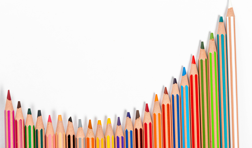 Много разноцветных карандашей на белом фоне