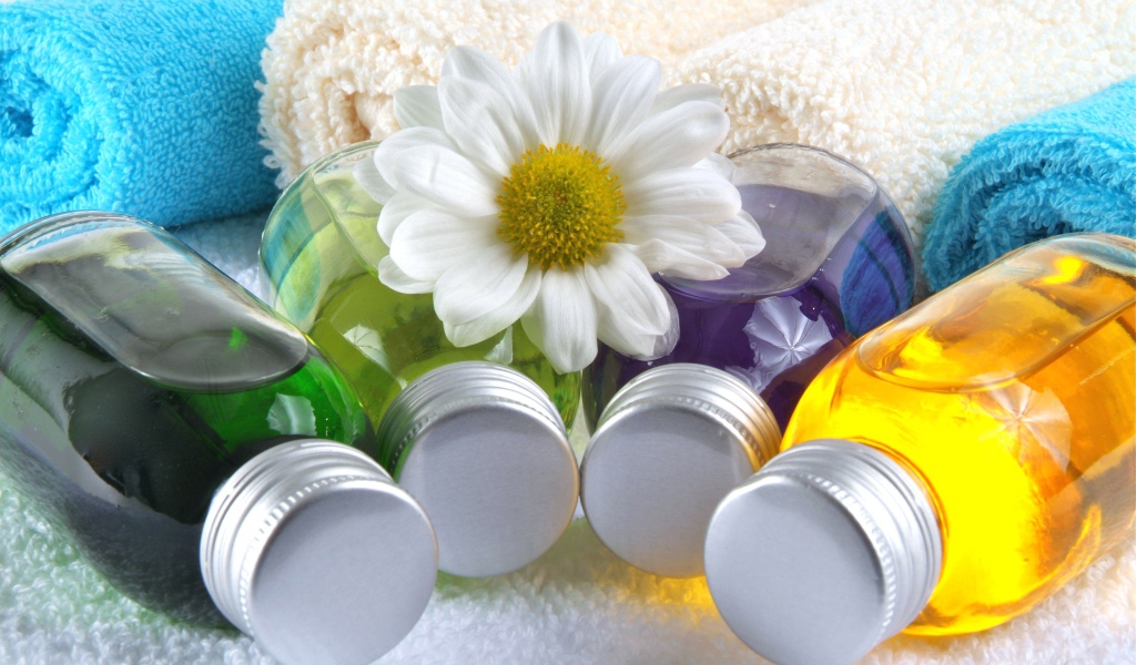 Ароматические масла с полотенцами и цветком