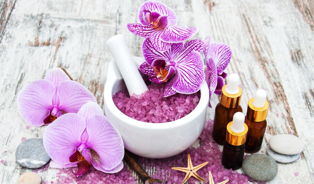 Ароматная соль, цветы орхидеи и ароматическое масло 