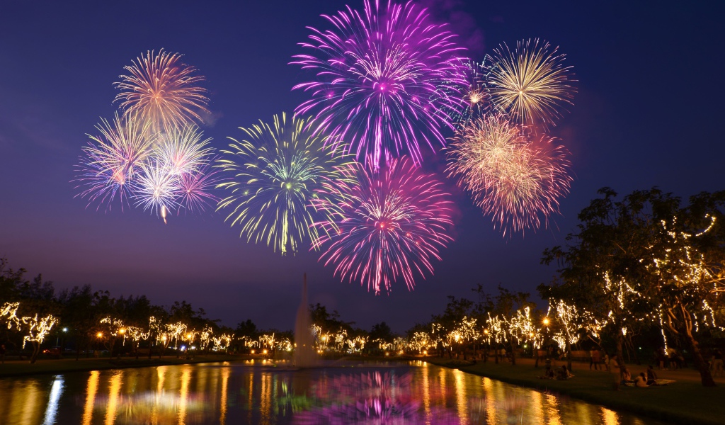 Красивый яркий праздничный салют над водой